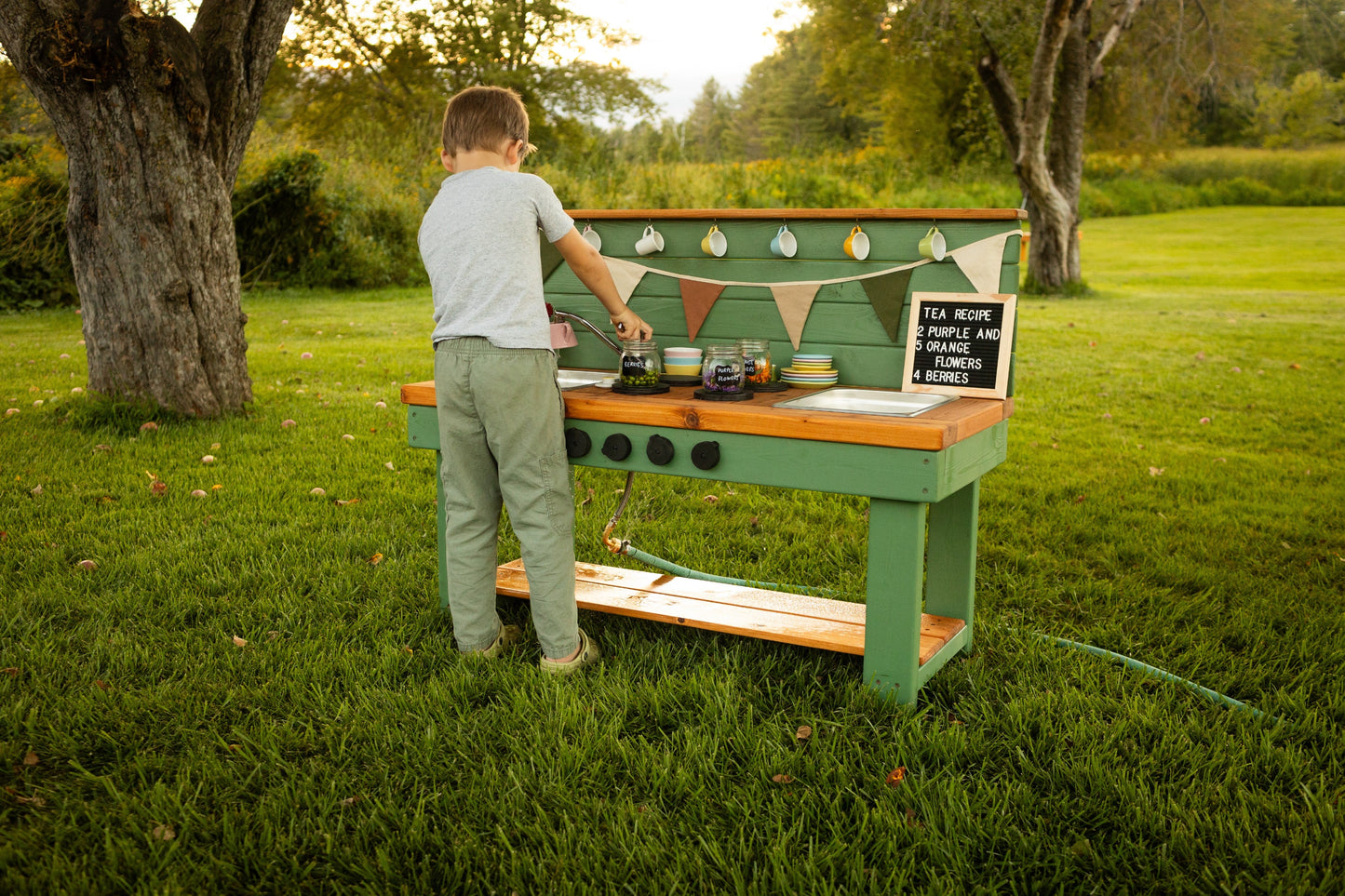 Painted Simple kitchen with backsplash & shelf (Centered)