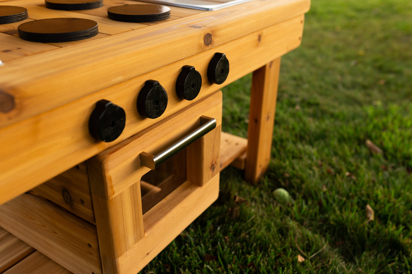 Centered Simple Kitchen with Oven (Stainless steel sinks and faucet)