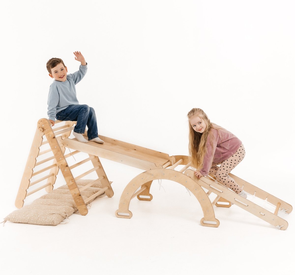 Ensemble de structure d'escalade Montessori 5 en 1 : échelle triangulaire + arche/bascule + planche/rampe coulissante + corde filet + coussin
