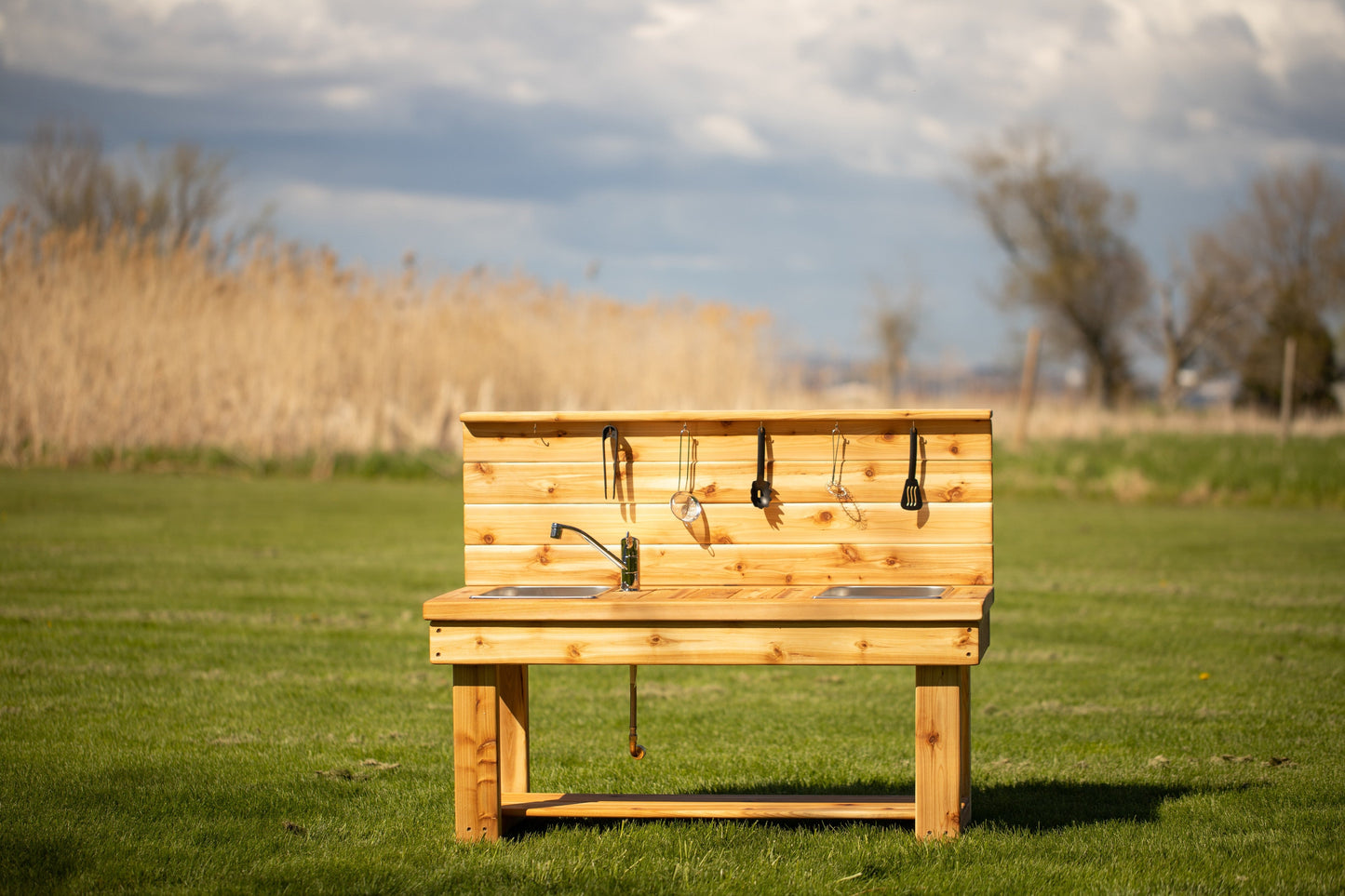 Simple kitchen with backsplash & shelf (Centered)