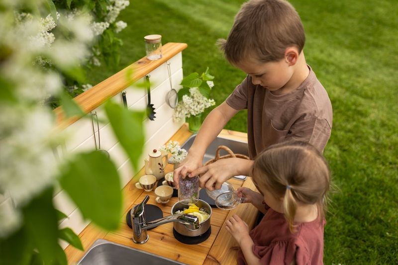 Cuisine simple peinte avec dosseret et étagère (centrée)