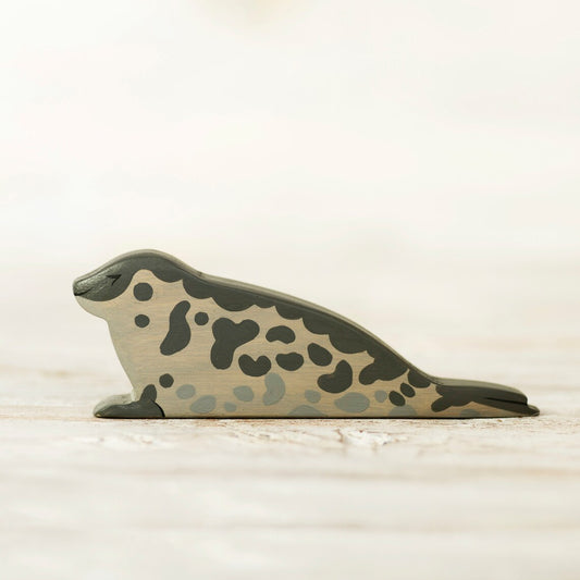 Figurine de phoque annelé – Animaux Waldorf par chenille en bois