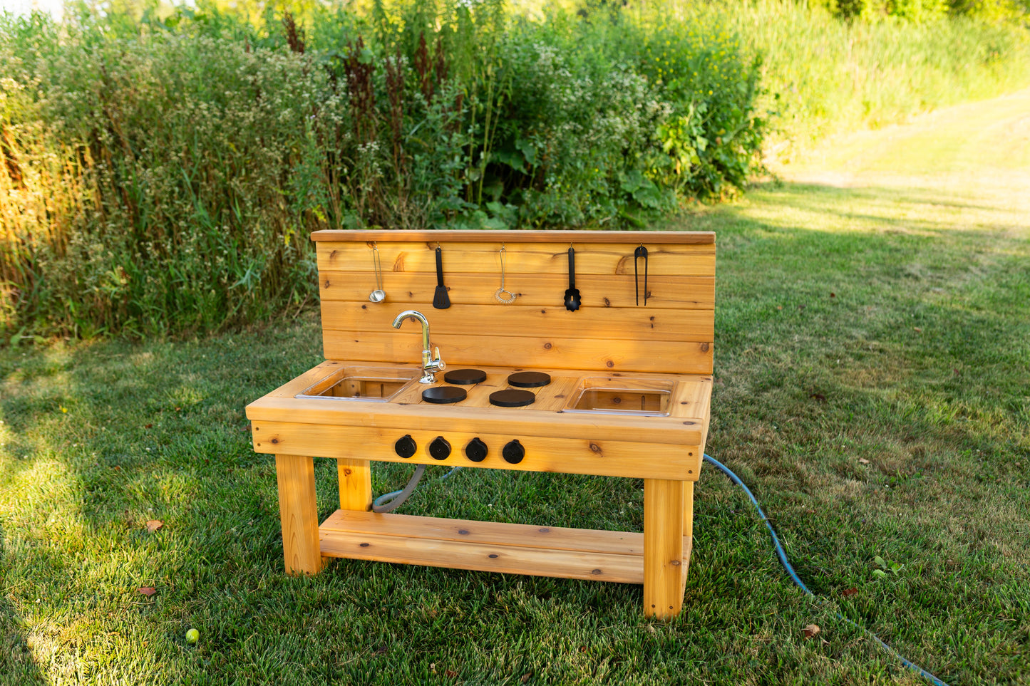 Centered Simple Kitchen with Backsplash (Clear Sinks)