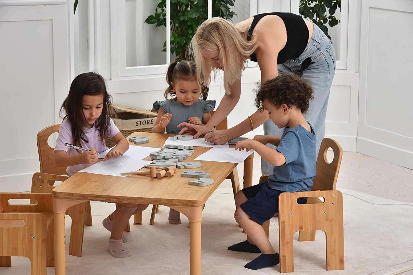 Adrian - Ensemble table et chaises en bambou pour tout-petits, 5 pièces, par Avenlur