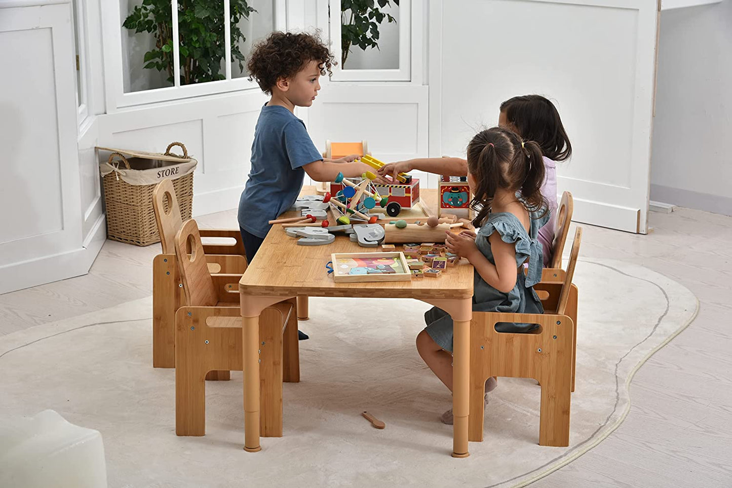 Adrian - Ensemble table et chaises en bambou pour tout-petits, 5 pièces, par Avenlur