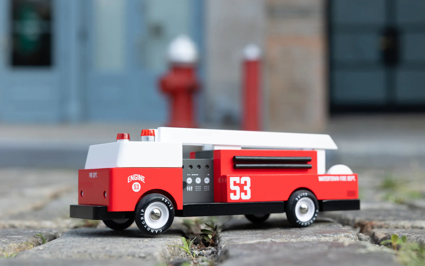 Candylab Toys Engine 53 - Camion de pompiers vintage moderne