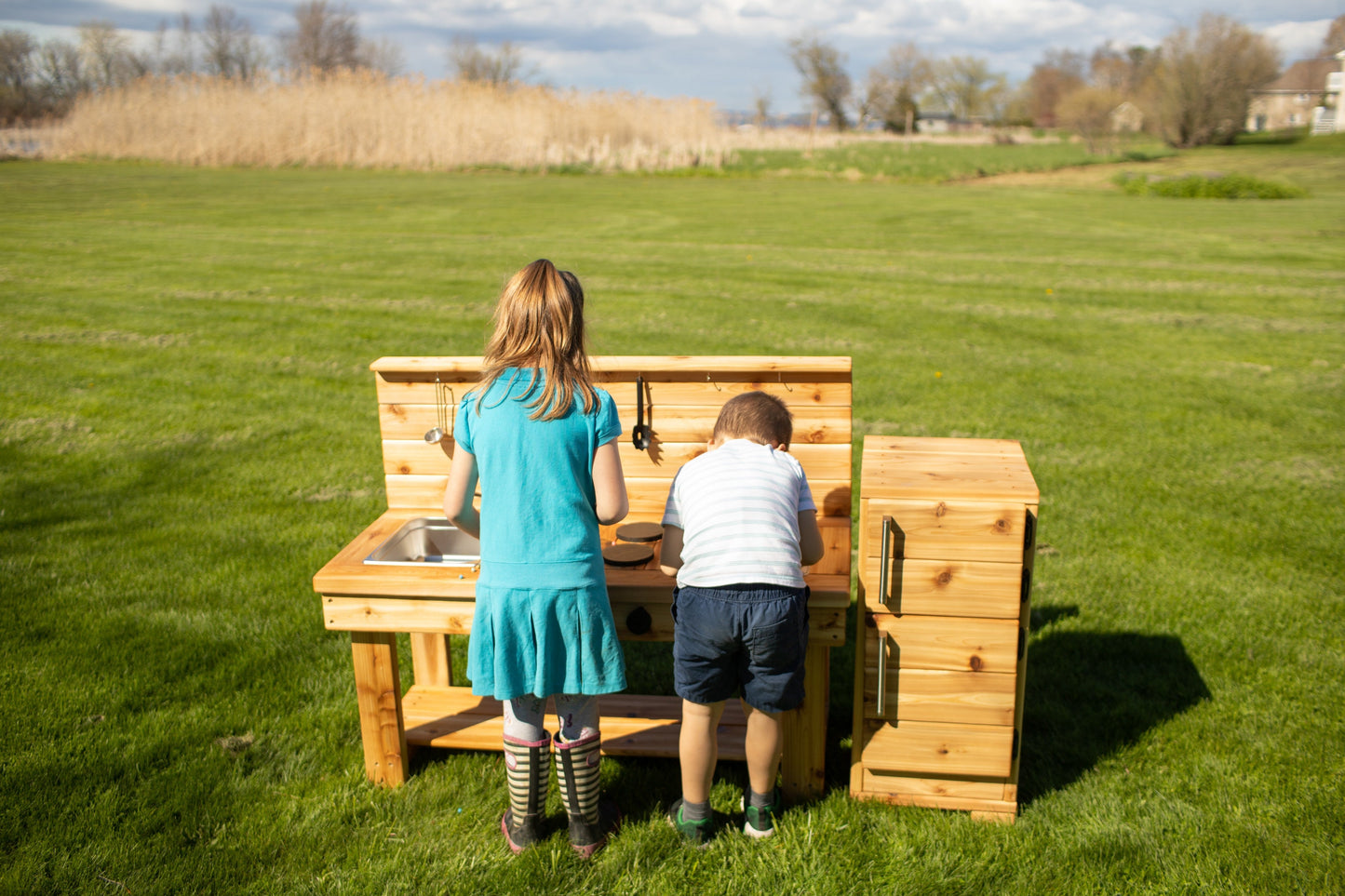 Simple kitchen with backsplash & shelf (Centered)