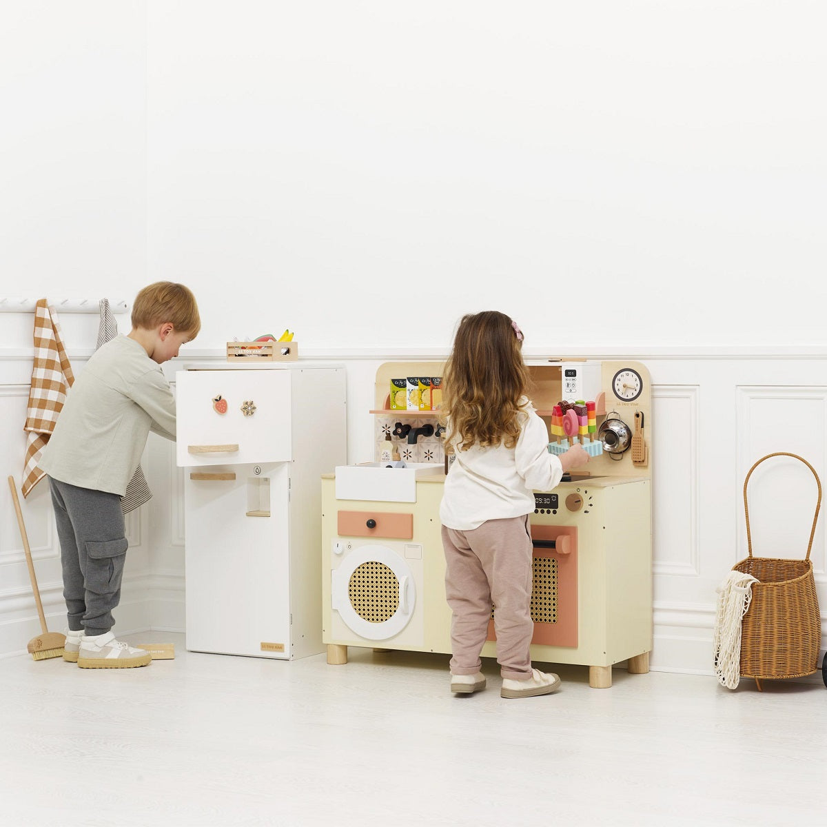 Large Family Size Play Kitchen - Roleplay Collection by Le Toy Van