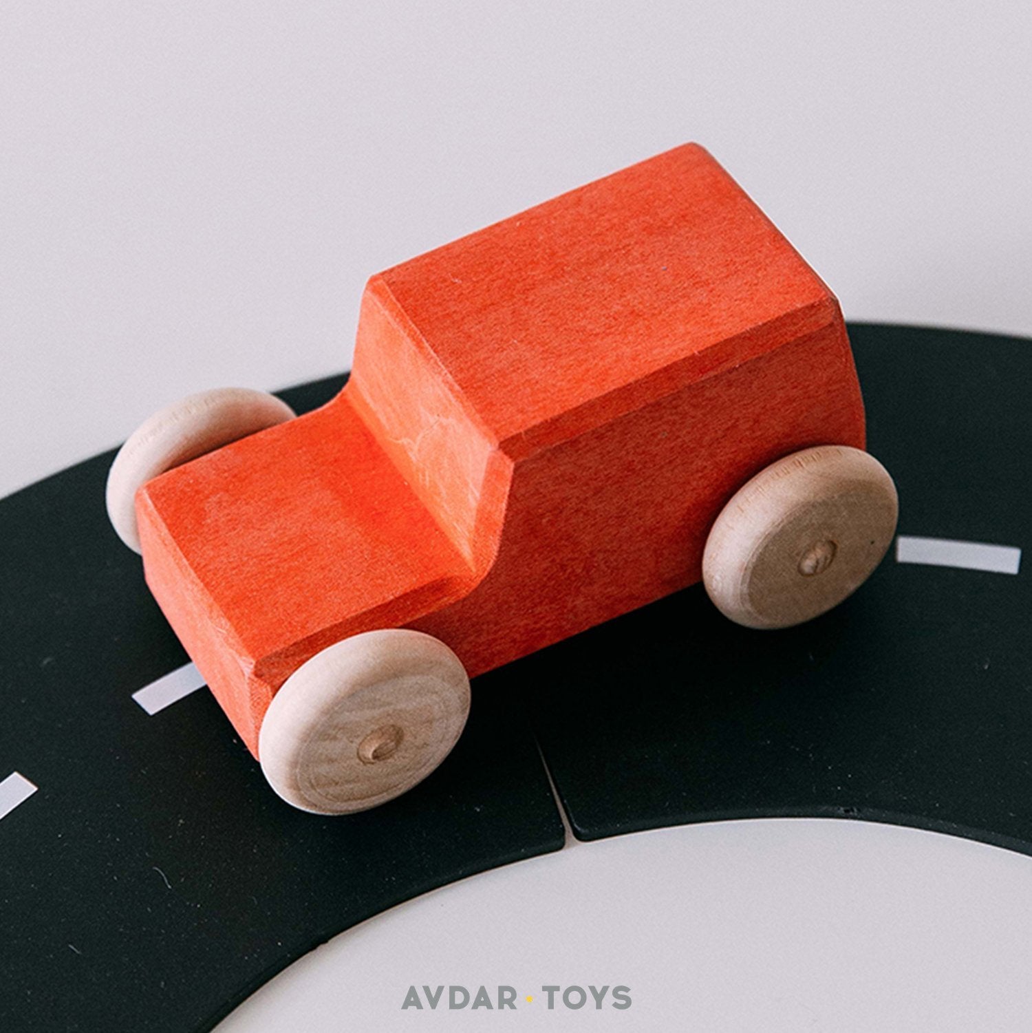 Voiture classique en bois par Avdar Toys – Wood Wood Toys