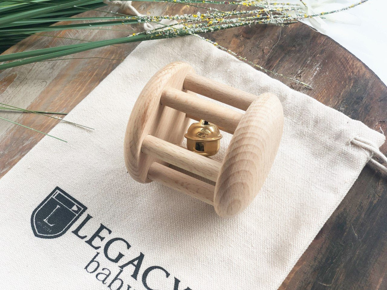 Jouet à roulettes cylindrique à cloche en bois par Legacy Learning Academy